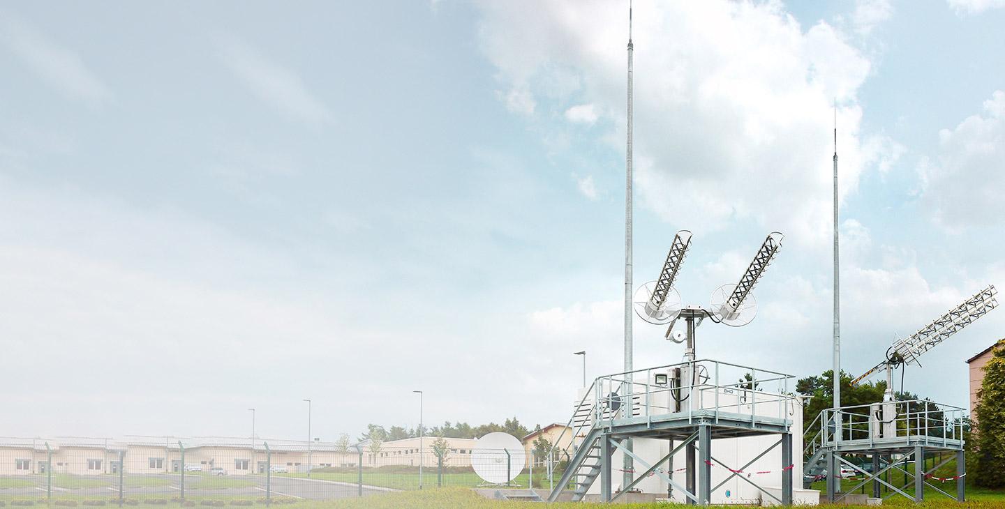 两个超高频卫星通信终端安装在金属平台的顶部